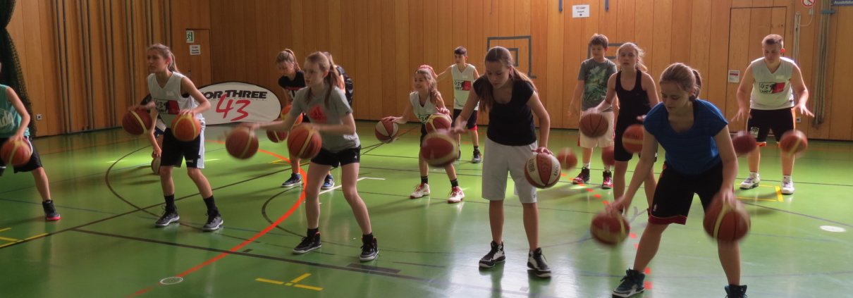 Dribblen im Basketballcamp